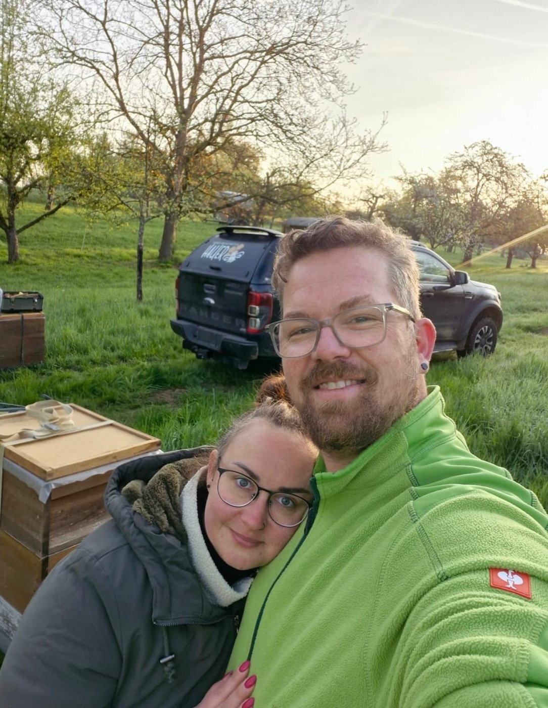 Die Imker der Honigmanufaktur Hauer am Bienenstand auf der Schwäbischen Alb